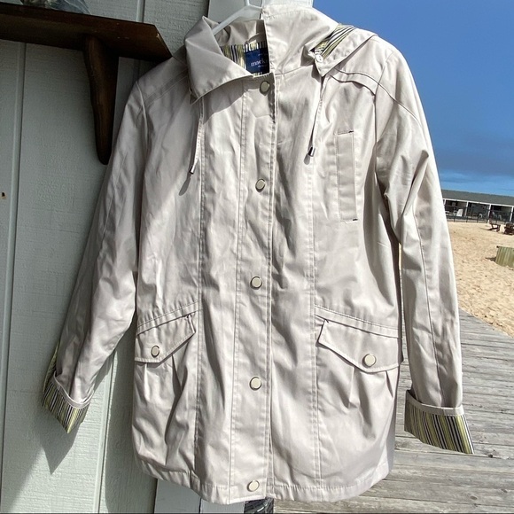 Mackintosh rain jacket with Detachable hood and large pockets. Preppy gear. - Picture 2 of 12